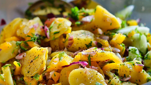 Jak na bramborový salát bez majonézy. Nahraďte ji nebo salát ochuťte zcela jinak