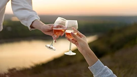 Co se hodí na přípitek? Poradíme, čím si připíjet při slavnostních příležitostech