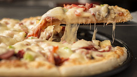 Pizza z tortilly: Jak rychle a jednoduše připravit pizzu se salámem a sýrem