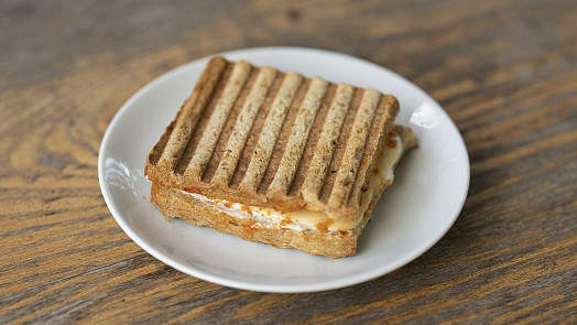 Křupavý toast s mozzarellou a šunkou: Připravte skvělou snídani podle videonávodu