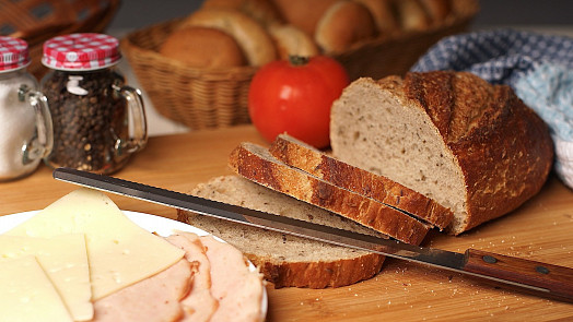 Čím a kdy potírat chléb, aby byl lesklý? Na výběr je mnoho variant, od vody až po med