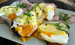 Připravte si na snídani oblíbené vejce Benedikt podle našeho videonávodu