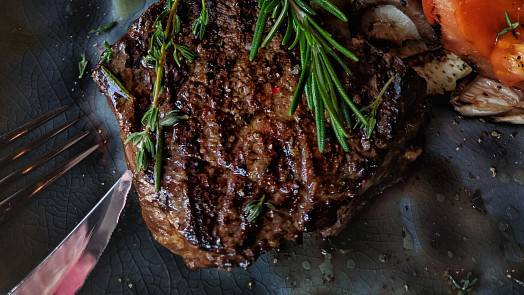 Jaké druhy masa použít při přípravě steaků? Poradíme, z čeho můžete vybírat