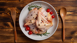 Z kuřecích skeletů na polévku můžete připravit několik dalších pokrmů
