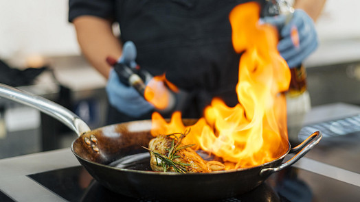 Flambování je opalování pokrmů pomocí alkoholu: Víte, že flambovat můžete i doma?