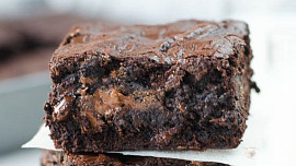 Čokoládové brownies, které se bude rozplývat na jazyku: Vyzkoušejte recept podle videa