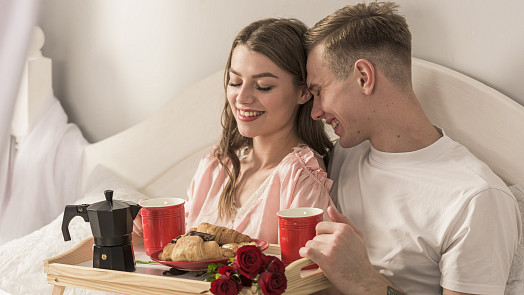 20 tipů na valentýnské snídaně do postele: Co by potěšilo jeho nebo ji o svátku zamilovaných