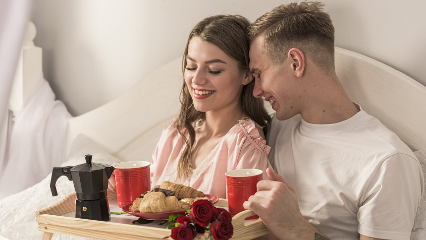 20 tipů na valentýnské snídaně do postele: Co by potěšilo jeho nebo ji o svátku zamilovaných
