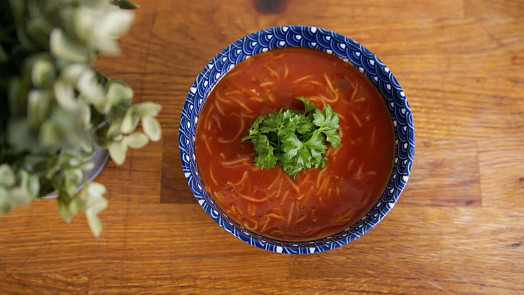 Jak připravit z rajské omáčky polévku? Stačí ji lehce naředit a poté dochutit