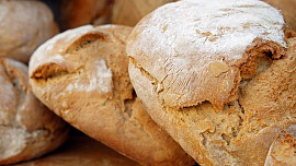 Jak předejít tomu, aby chléb byl po upečení uvnitř vlhký? Stačí dodržet několik rad