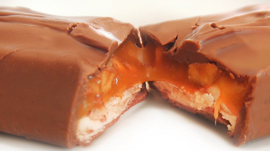 Jak si doma udělat snickers. Kombinace karamelu, arašídů a čokolády vás dostane