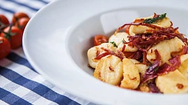 Jak připravit gnocchi na pánvi? Není potřeba je vařit a šmrnc jim dodá slanina