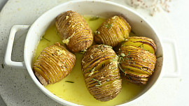 Pečené brambory na másle vonící česnekem a bylinkami: Připravte je podle videonávodu