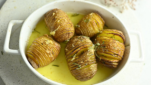 Pečené brambory na másle vonící česnekem a bylinkami: Připravte je podle videonávodu