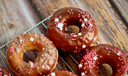 Jak připravit polevu na donuty. Je libo čokoládovou, jahodovou nebo citrónovou?