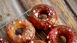 Jak připravit polevu na donuty. Je libo čokoládovou, jahodovou nebo citrónovou?