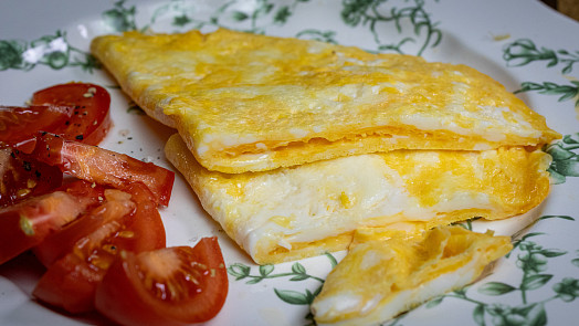 Vaječná omeleta může být dokonalý a rychlý pokrm. Připravte ji podle videoreceptu