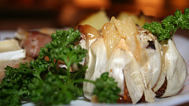 Pečený česnek: Skvělá delikatesa je výtečná k bagetám, do pomazánek i polévek
