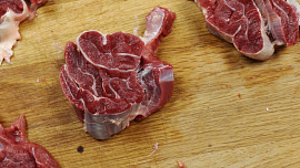 Krájení masa proti vláknu: Jak na to, aby maso bylo po upečení křehké, ukáže video