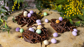 Velikonoční hnízda z čokolády a tyčinek: Podle videonávodu je hravě zvládnete