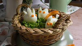 Ozdobte velikonoční stůl vaječnými zajíčky vytvořenými podle videa