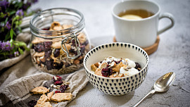Jak připravit křupavou granolu? Báječně chutná s jogurtem nebo jako zdravé mlsání