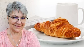 Croissant je máslový rohlík z kynutého těsta: Jeho předností je nadýchanost a křehkost