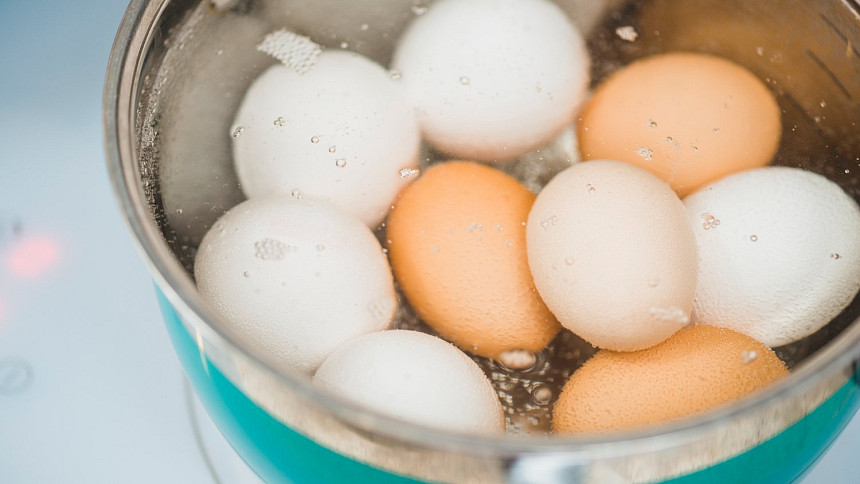 4 časté chyby při vaření vajíček: Proč se žloutek drolí a skořápka praská?