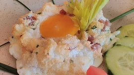 Vejce na obláčku: Lehoučkou snídani z jedné ingredience zvládne i začátečník