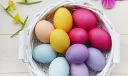 Jak nabarvit vajíčka? Využít můžeme přírodní suroviny nebo potravinářská barviva