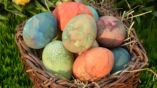 Jak přírodně obarvit vajíčka na zeleno? Postačí nám petrželová nať či kopřivy