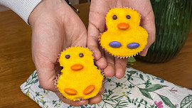 Veselá velikonoční muffinová kuřátka vás rozněžní. Zkuste je podle videonávodu