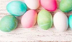 Jak nabarvit vajíčka pomocí obarvené sody a octa: Kraslice získají netradiční vzhled