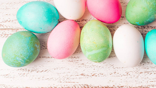 Jak nabarvit vajíčka pomocí obarvené sody a octa: Kraslice získají netradiční vzhled