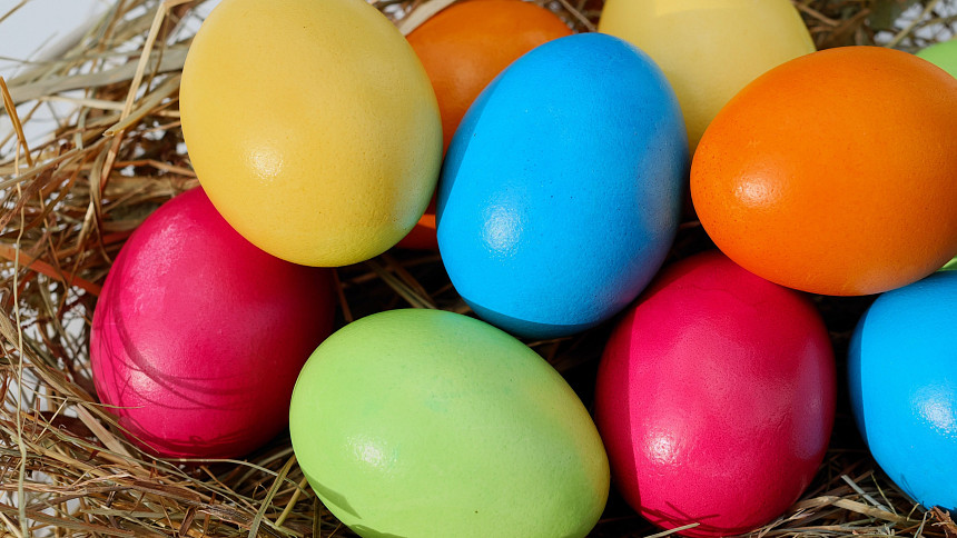 Čím potřít vejce po nabarvení, aby se krásně leskla? Poradíme, jaký tuk použít
