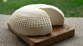 Jak připravit lahodný čerstvý sýr. Můžete ho ochutit bylinkami nebo kořením