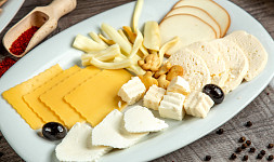 Jak na oblíbené tažené sýry? Poradíme s výrobou sýrových nití, jinak také korbáčiků