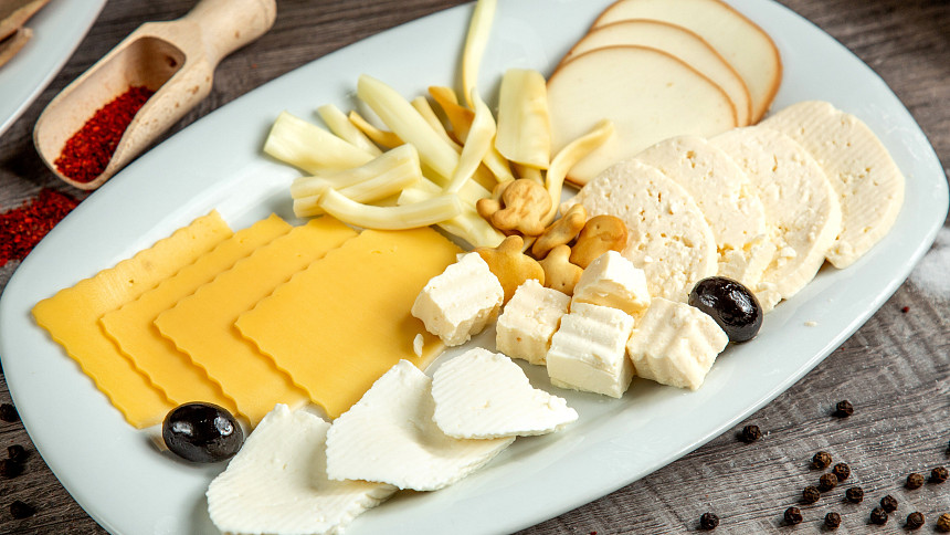 Jak na oblíbené tažené sýry? Poradíme s výrobou sýrových nití, jinak také korbáčiků