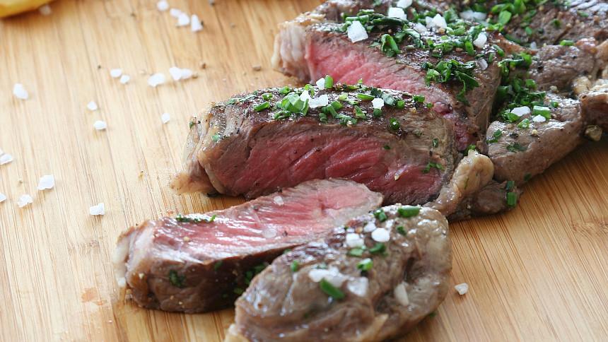 Jak má vypadat správně propečený steak? Řekneme si, jak se jednotlivé varianty liší