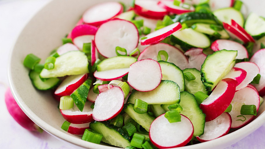 Ředkvičkové saláty: Inspirujte se báječnými recepty na jarní saláty