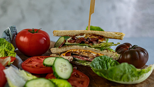 Club sendvič vytvořený podle videonávodu: Je sytý a chutný. Vyzkoušejte ho s námi