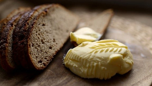 Jak vyrobit kozí máslo v několika krocích. Už jste ho ochutnali?