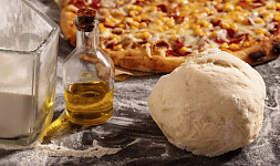 Časté chyby při práci s těstem na pizzu: Pozor na tloušťku těsta i dobu pečení
