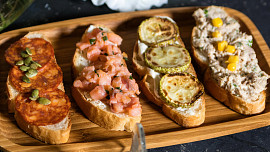 Italské crostini připomínají opečené obložené chlebíčky: Poradíme s jejich přípravou