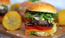 Šťavnaté domácí hamburgery: Zaměřte se na kvalitu masa i čerstvost zeleniny