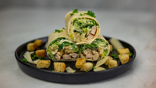 Caesar wrap je snadný, lehký a chutný. S videonávodem ho připravíte za pár minut