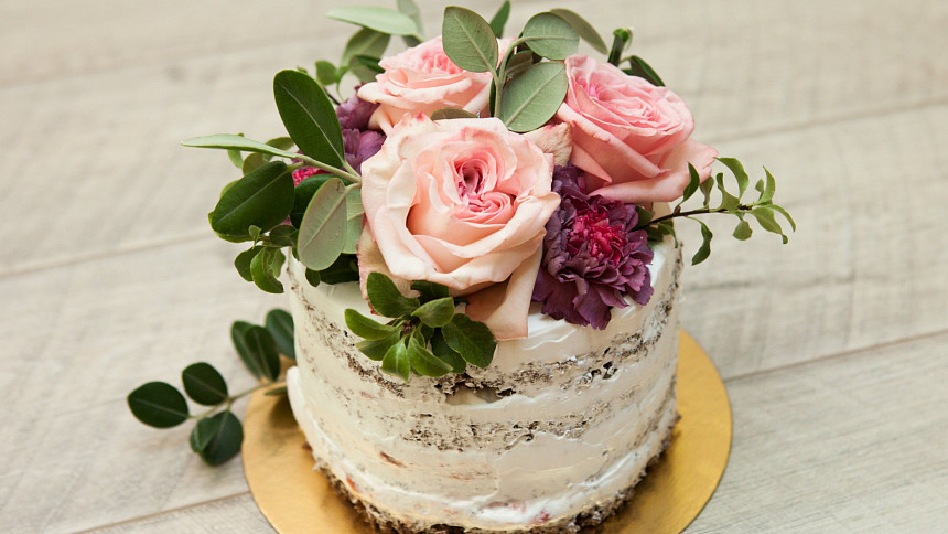 Čím ozdobit svatební dort? Dekorace mohou být klasické, originální i extravagantní