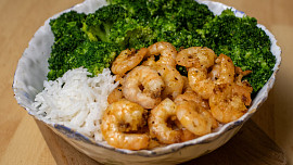 Krevety s rýží a brokolicí: Připravte si dokonalý a rychlý oběd podle videonávodu