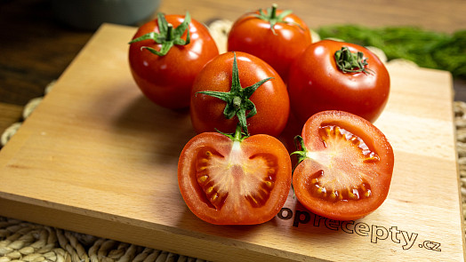 Jak pěstovat tyčková rajčata ve fóliovníku? Poradíme, jak dosáhnout bohaté úrody