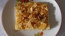 Jablkový koláč s mandlovými kousky